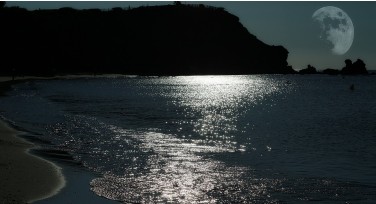 沙滩剪影与海浪旋律：海边摄影的魔法指南