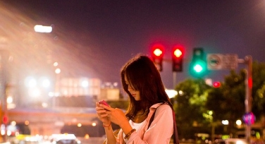 夜景人像摄影技巧与方法——创造出迷人的夜间肖像