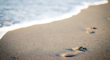 沙滩拍照技巧与灵感:追逐海浪的足迹