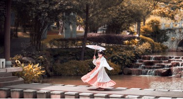 穿汉服拍照姿势指南：展现古典韵味的优雅与风采